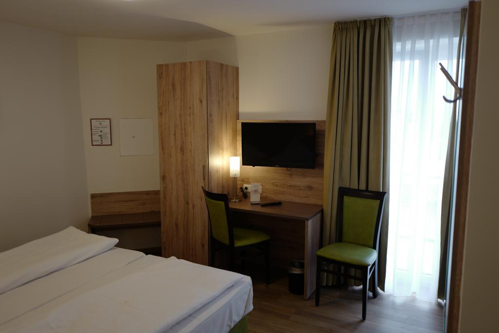 Hotel Stern Gersthofen Bagian luar foto